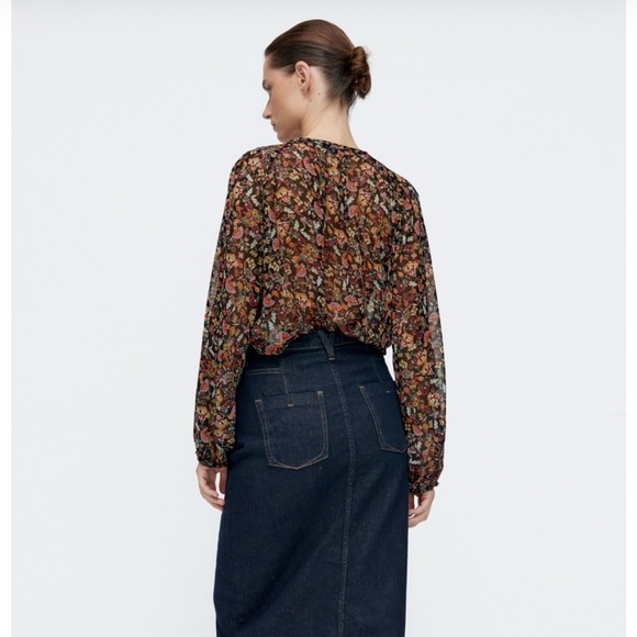 Floral blouse size XS but fits like M - Picture 2 of 5